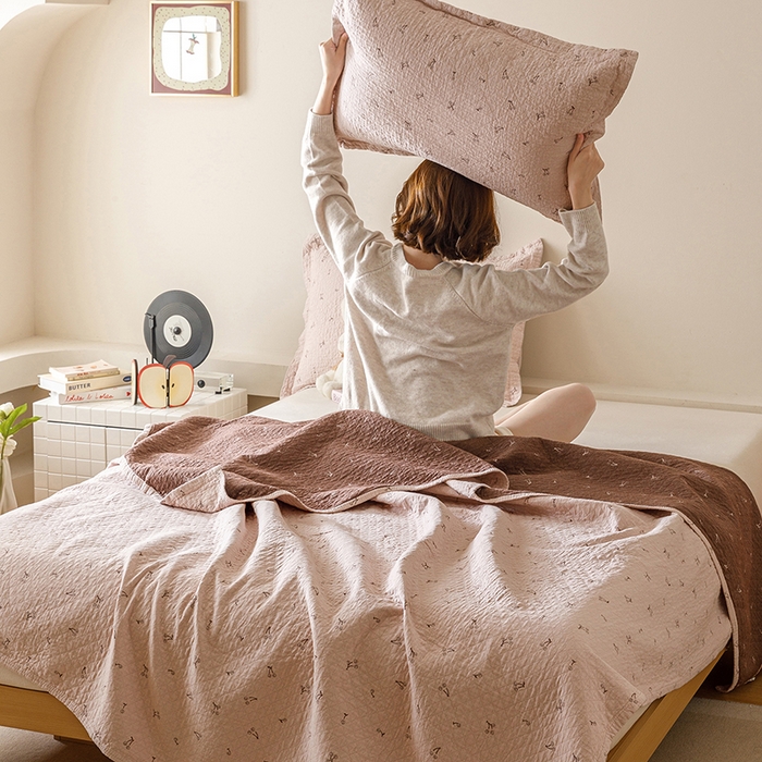 91家纺网 家纺一手货源 找家纺 麻依 2025新款安心棉床盖三件全棉四层纱布床单 欣欣樱桃