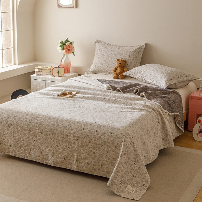 91家纺网 家纺一手货源 找家纺 麻依 2025新款安心棉床盖三件全棉四层纱布床单 雪漫