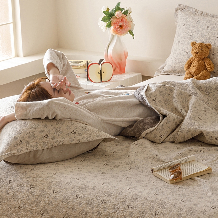 91家纺网 家纺一手货源 找家纺 麻依 2025新款安心棉床盖三件全棉四层纱布床单 雪漫