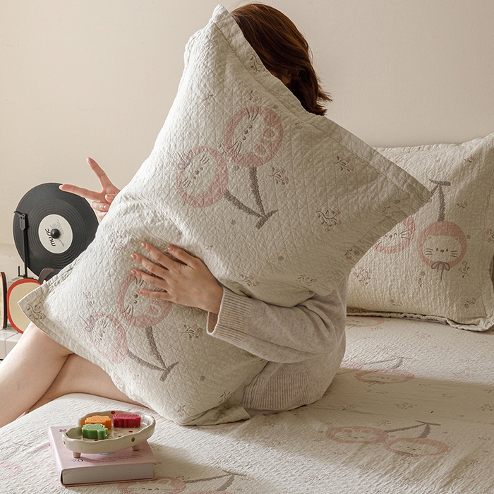 91家纺网 家纺一手货源 找家纺 麻依 2025新款安心棉床盖三件全棉四层纱布床单 樱桃兔猫