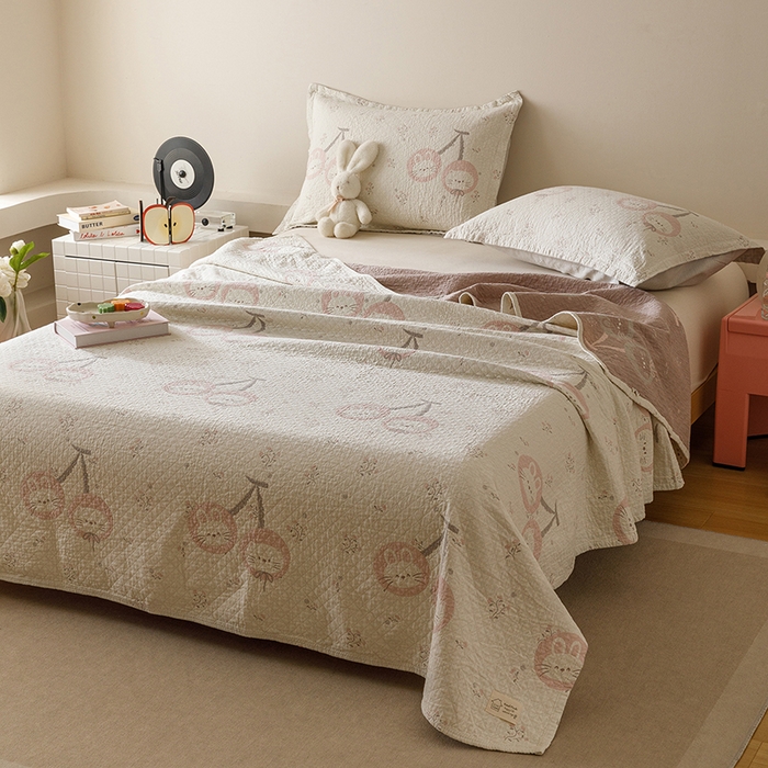 91家纺网 家纺一手货源 找家纺 麻依 2025新款安心棉床盖三件全棉四层纱布床单 樱桃兔猫