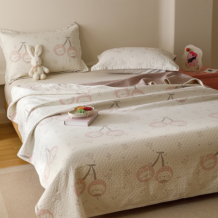 91家纺网 家纺一手货源 找家纺 麻依 2025新款安心棉床盖三件全棉四层纱布床单 樱桃兔猫