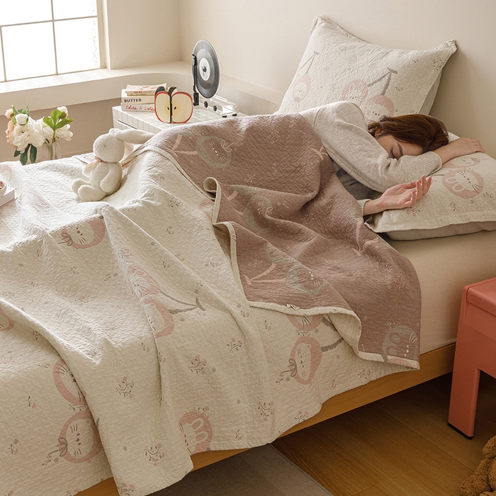 91家纺网 家纺一手货源 找家纺 麻依 2025新款安心棉床盖三件全棉四层纱布床单 樱桃兔猫