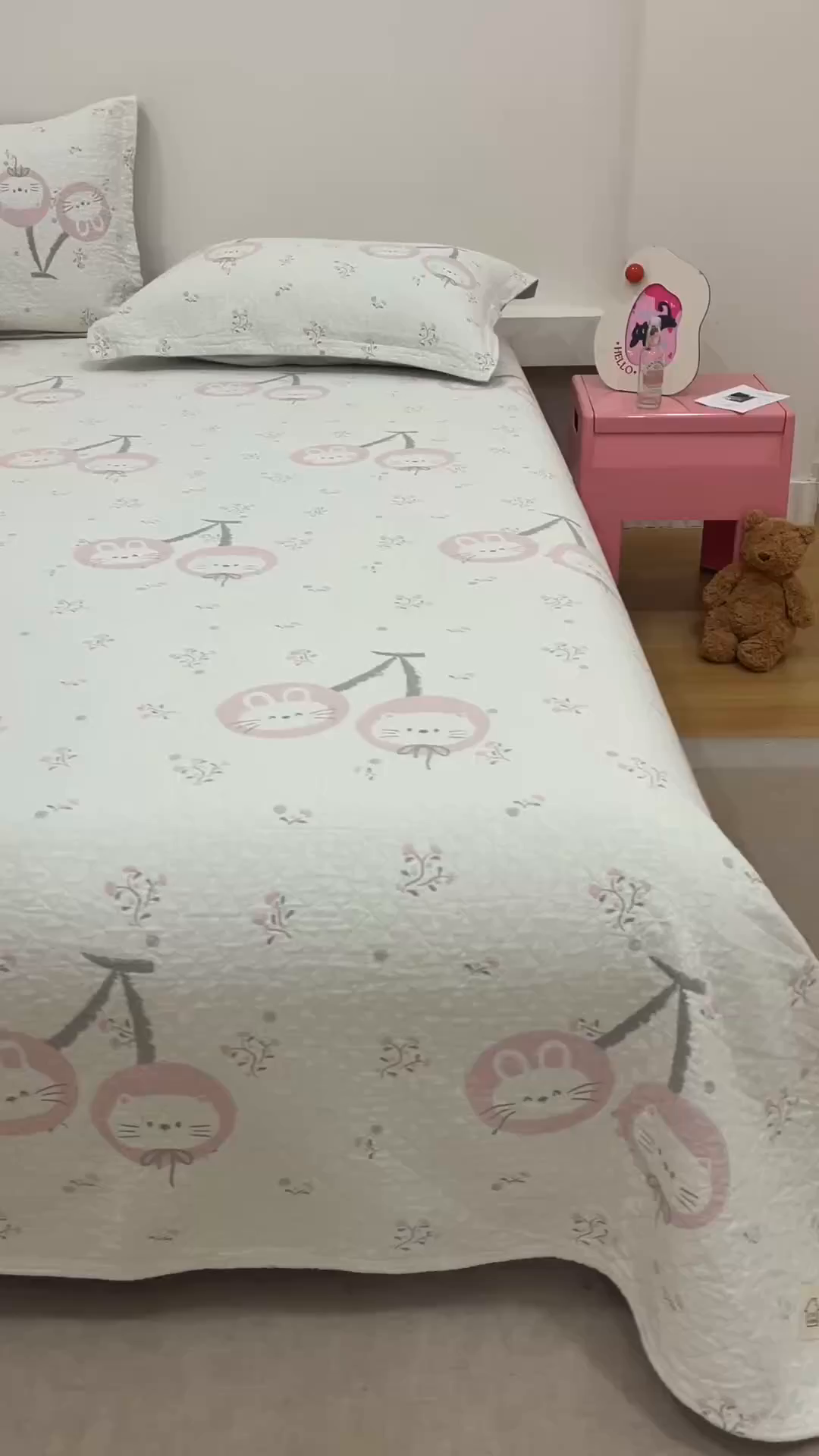 91家纺网 家纺一手货源 找家纺 麻依 2025新款安心棉床盖三件全棉四层纱布床单 樱桃兔猫