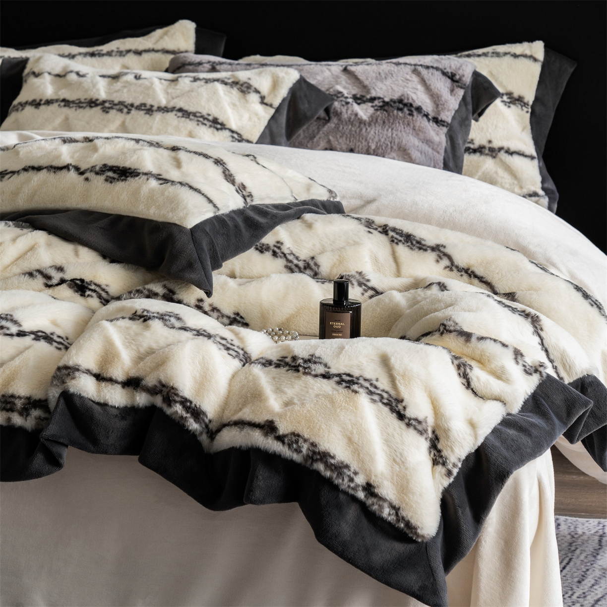 91家纺网 家纺一手货源 找家纺 （总）凯罗 2025新款牛奶绒花边床盖印花小清新盖毯加大牛奶绒床盖床单