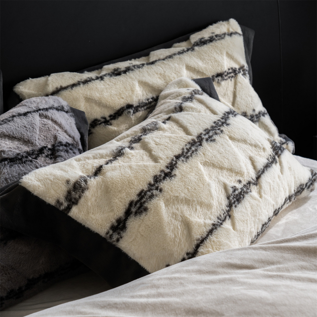 91家纺网 家纺一手货源 找家纺 凯罗 2025秋冬兔绒四件套  轻奢风兔绒四件套 高端兔兔绒四件套 云绒白