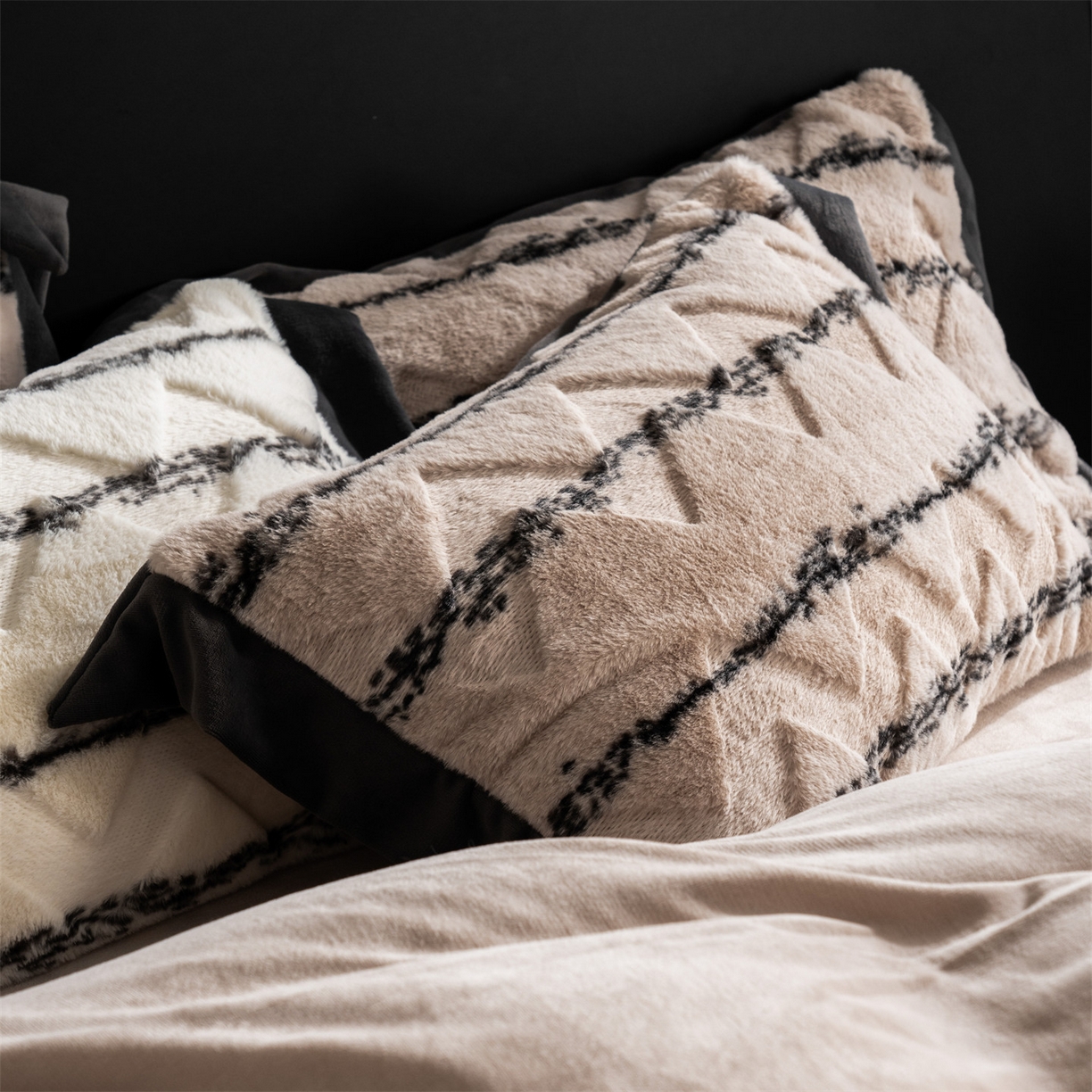 91家纺网 家纺一手货源 找家纺 凯罗 2025秋冬兔绒四件套  轻奢风兔绒四件套 高端兔兔绒四件套 奶茶驼