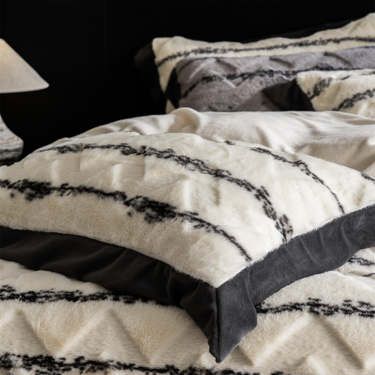 91家纺网 家纺一手货源 找家纺 凯罗 2025秋冬兔绒四件套  轻奢风兔绒四件套 高端兔兔绒四件套 云绒白