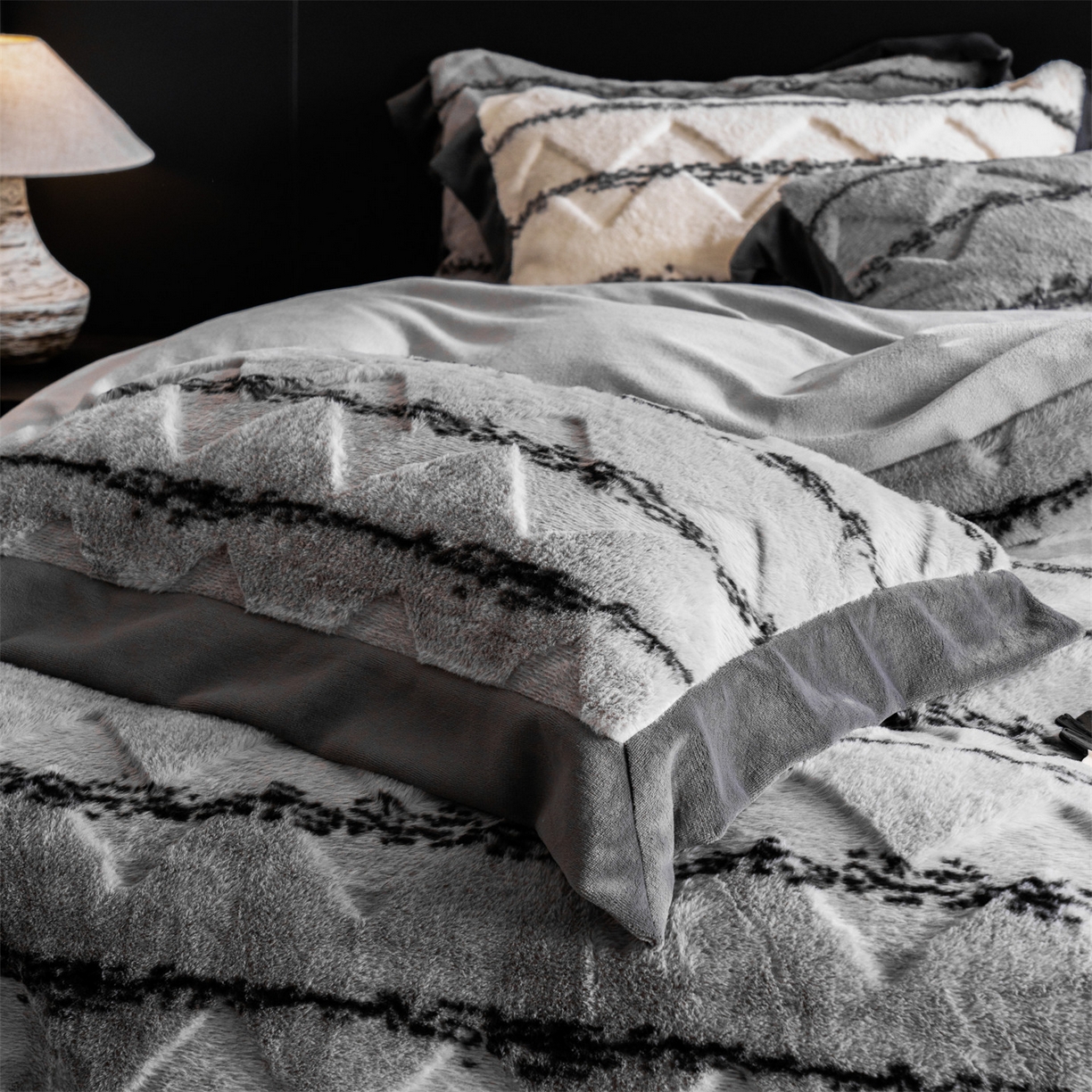 91家纺网 家纺一手货源 找家纺 凯罗 2025秋冬兔绒四件套  轻奢风兔绒四件套 高端兔兔绒四件套 浅灰韵