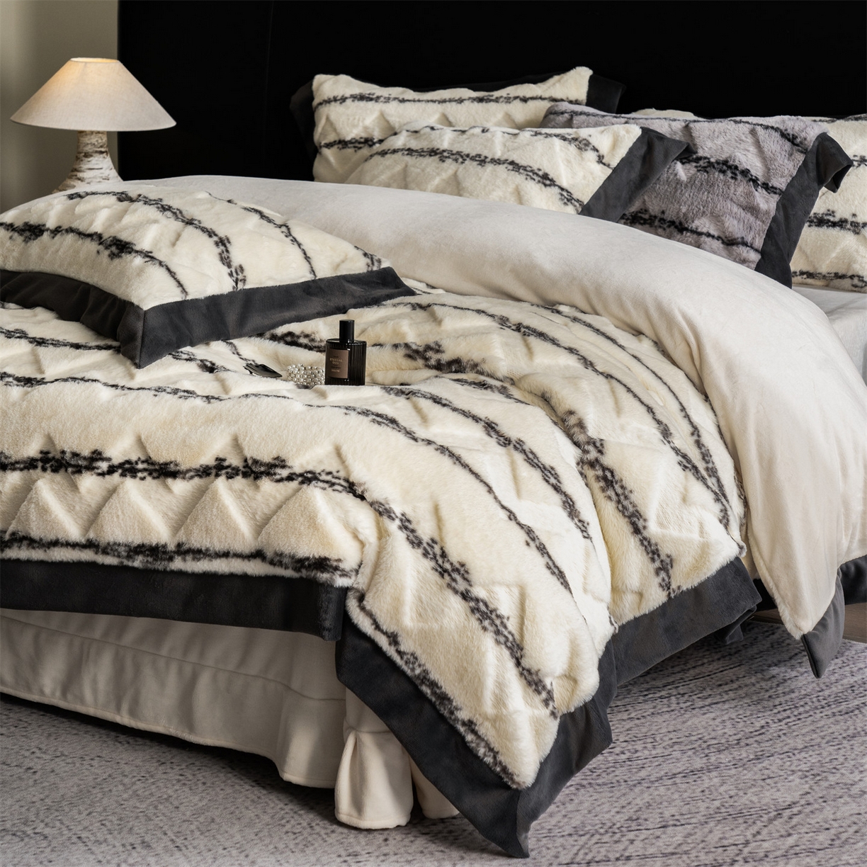 91家纺网 家纺一手货源 找家纺 凯罗 2025秋冬兔绒四件套  轻奢风兔绒四件套 高端兔兔绒四件套 云绒白