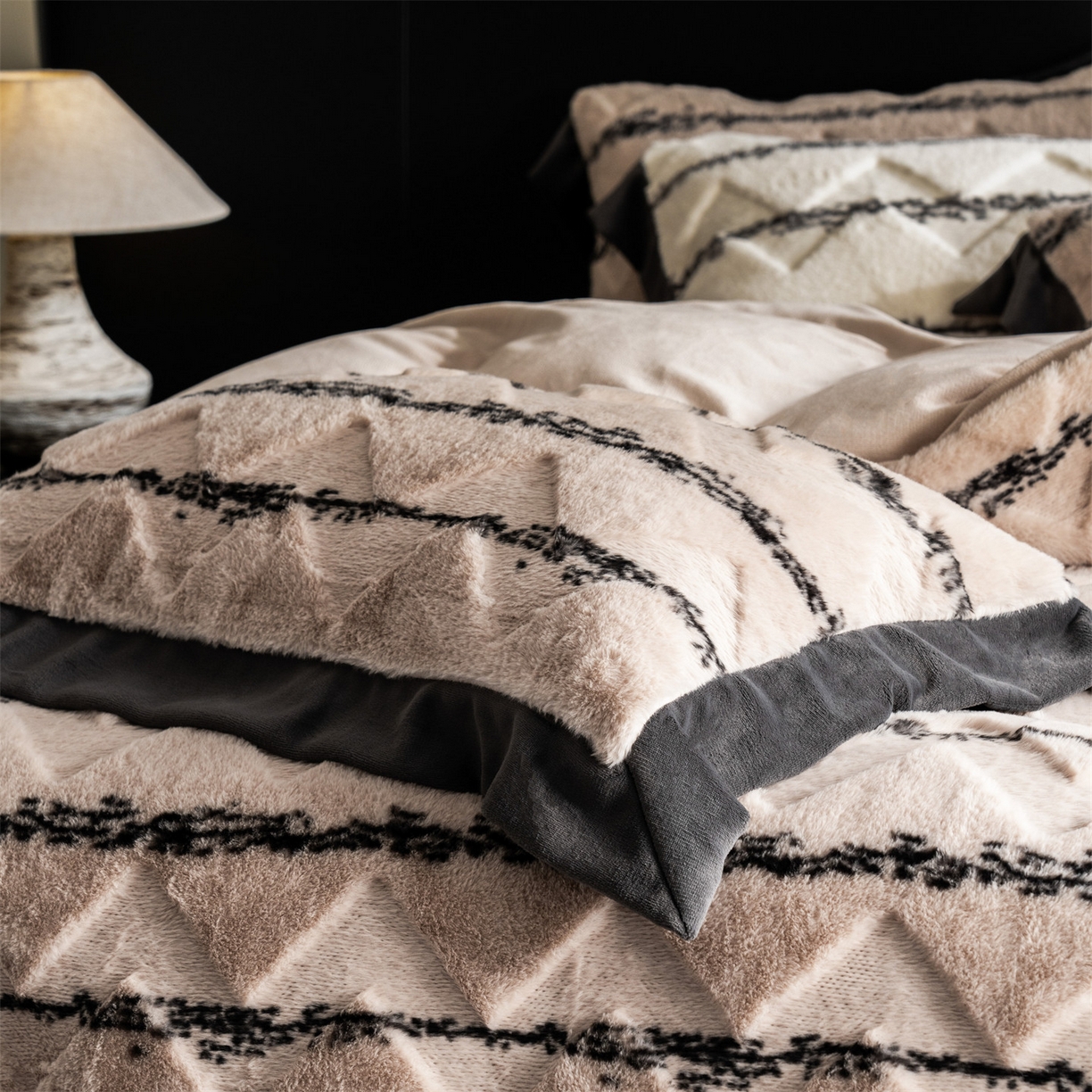 91家纺网 家纺一手货源 找家纺 凯罗 2025秋冬兔绒四件套  轻奢风兔绒四件套 高端兔兔绒四件套 奶茶驼