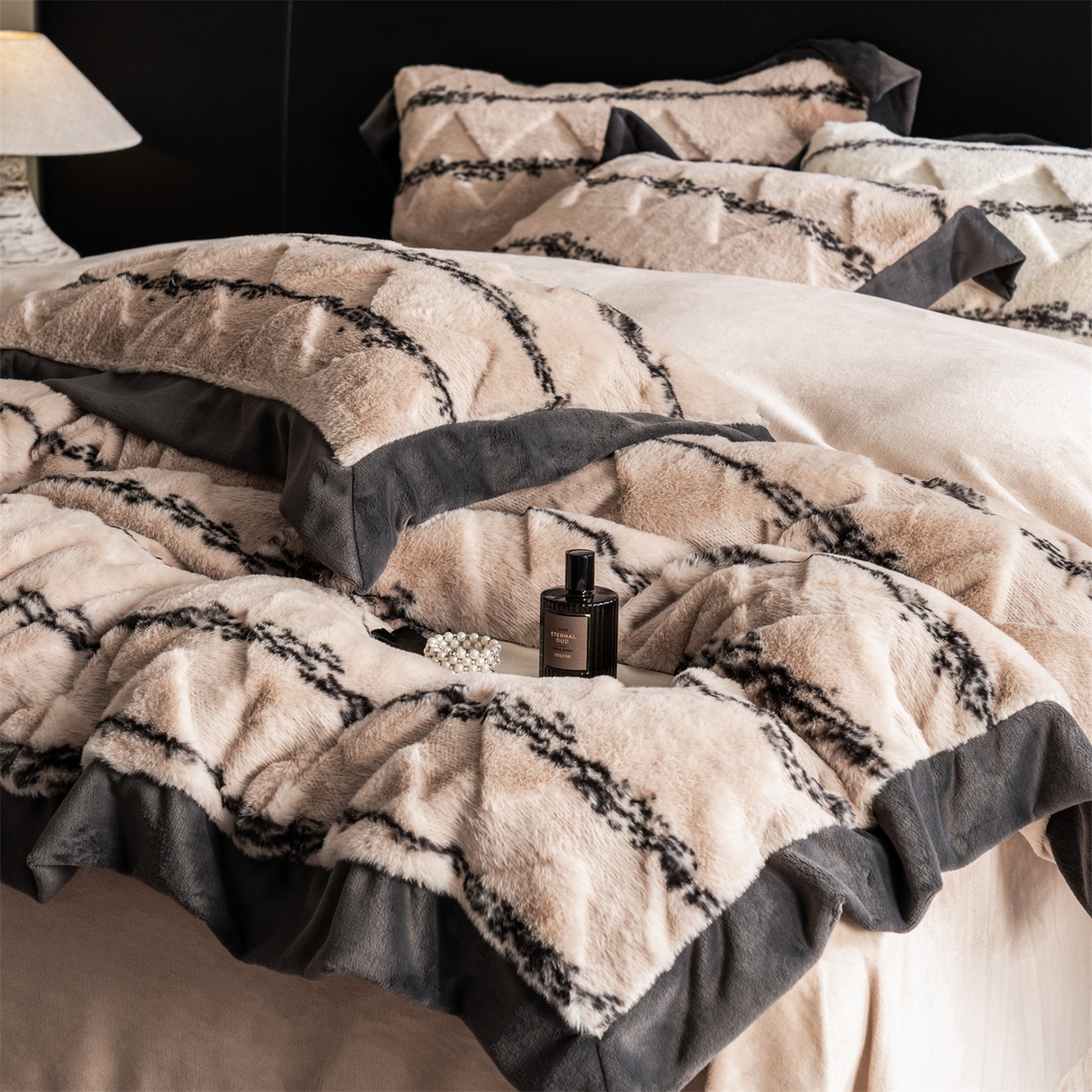 91家纺网 家纺一手货源 找家纺 凯罗 2025秋冬兔绒四件套  轻奢风兔绒四件套 高端兔兔绒四件套 奶茶驼