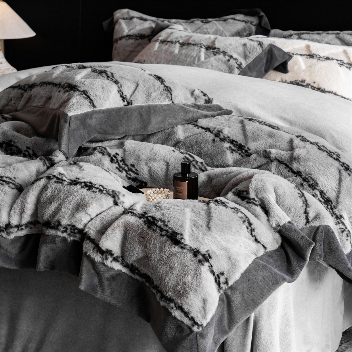 91家纺网 家纺一手货源 找家纺 凯罗 2025秋冬兔绒四件套  轻奢风兔绒四件套 高端兔兔绒四件套 浅灰韵