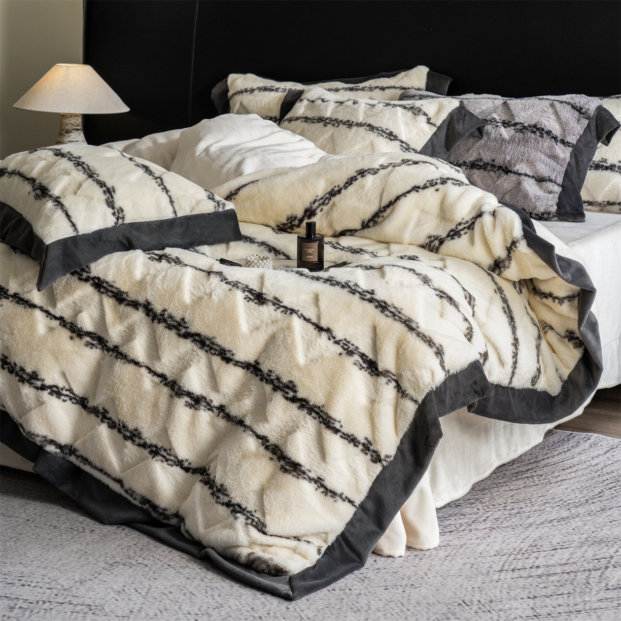 91家纺网 家纺一手货源 找家纺 凯罗 2025秋冬兔绒四件套  轻奢风兔绒四件套 高端兔兔绒四件套 云绒白