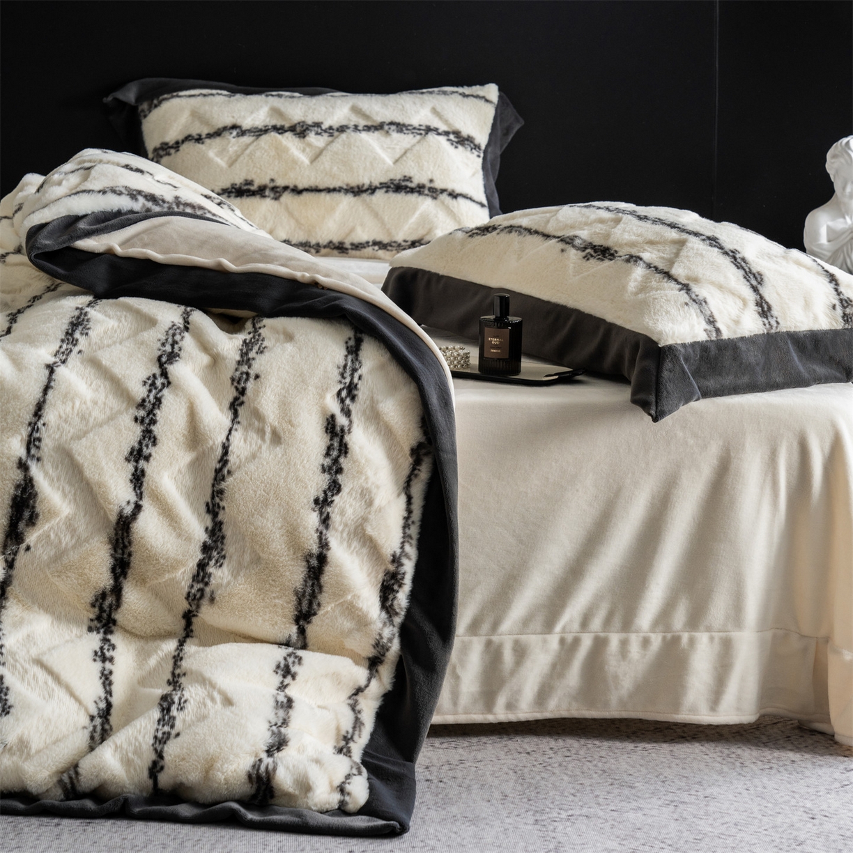 91家纺网 家纺一手货源 找家纺 凯罗 2025秋冬兔绒四件套  轻奢风兔绒四件套 高端兔兔绒四件套 云绒白