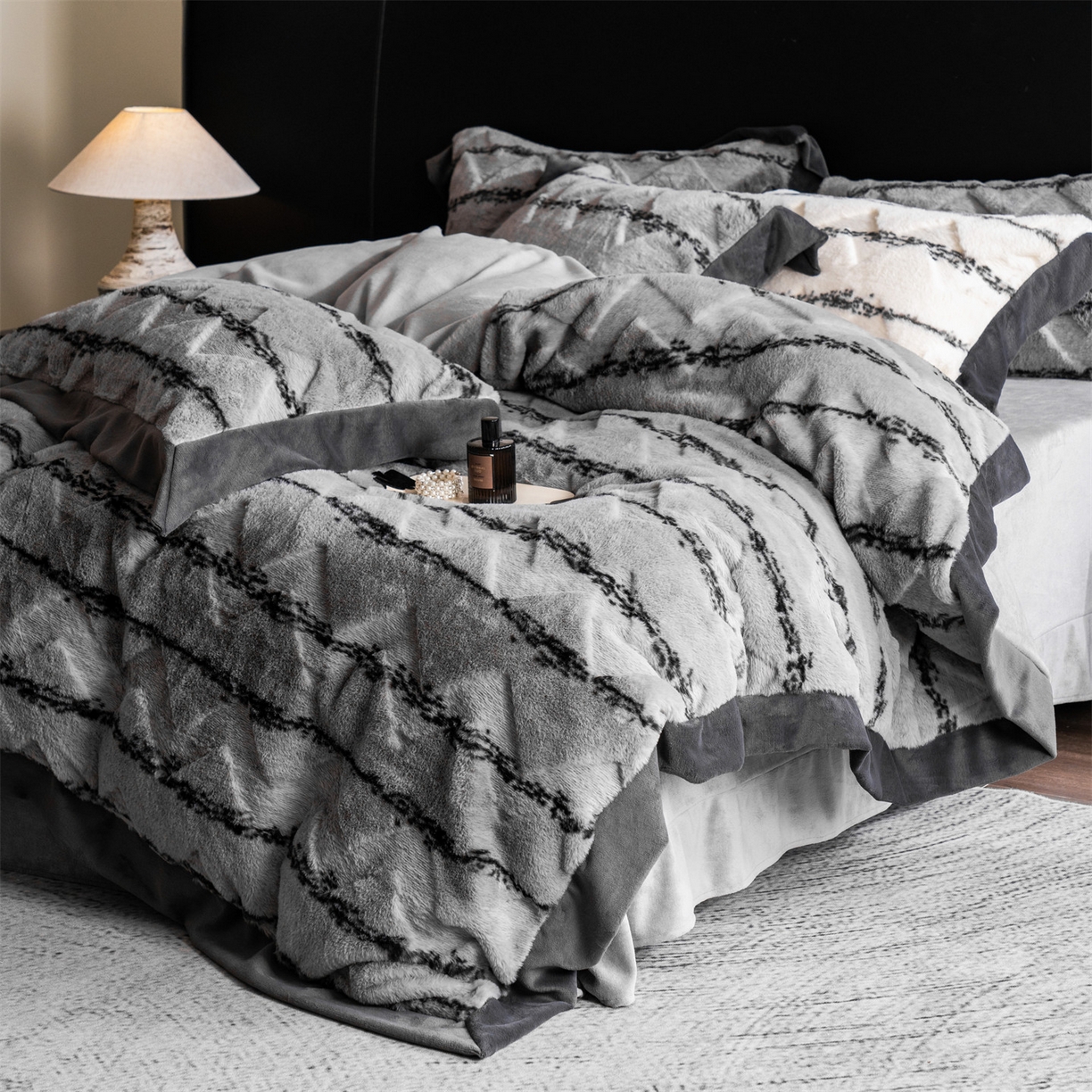 91家纺网 家纺一手货源 找家纺 凯罗 2025秋冬兔绒四件套  轻奢风兔绒四件套 高端兔兔绒四件套 浅灰韵