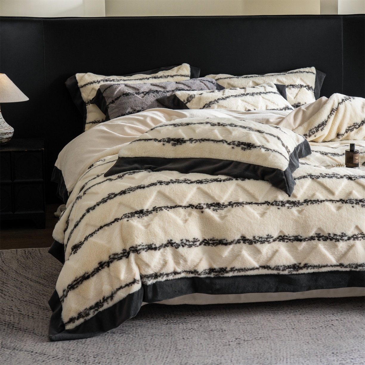 91家纺网 家纺一手货源 找家纺 凯罗 2025秋冬兔绒四件套  轻奢风兔绒四件套 高端兔兔绒四件套 云绒白