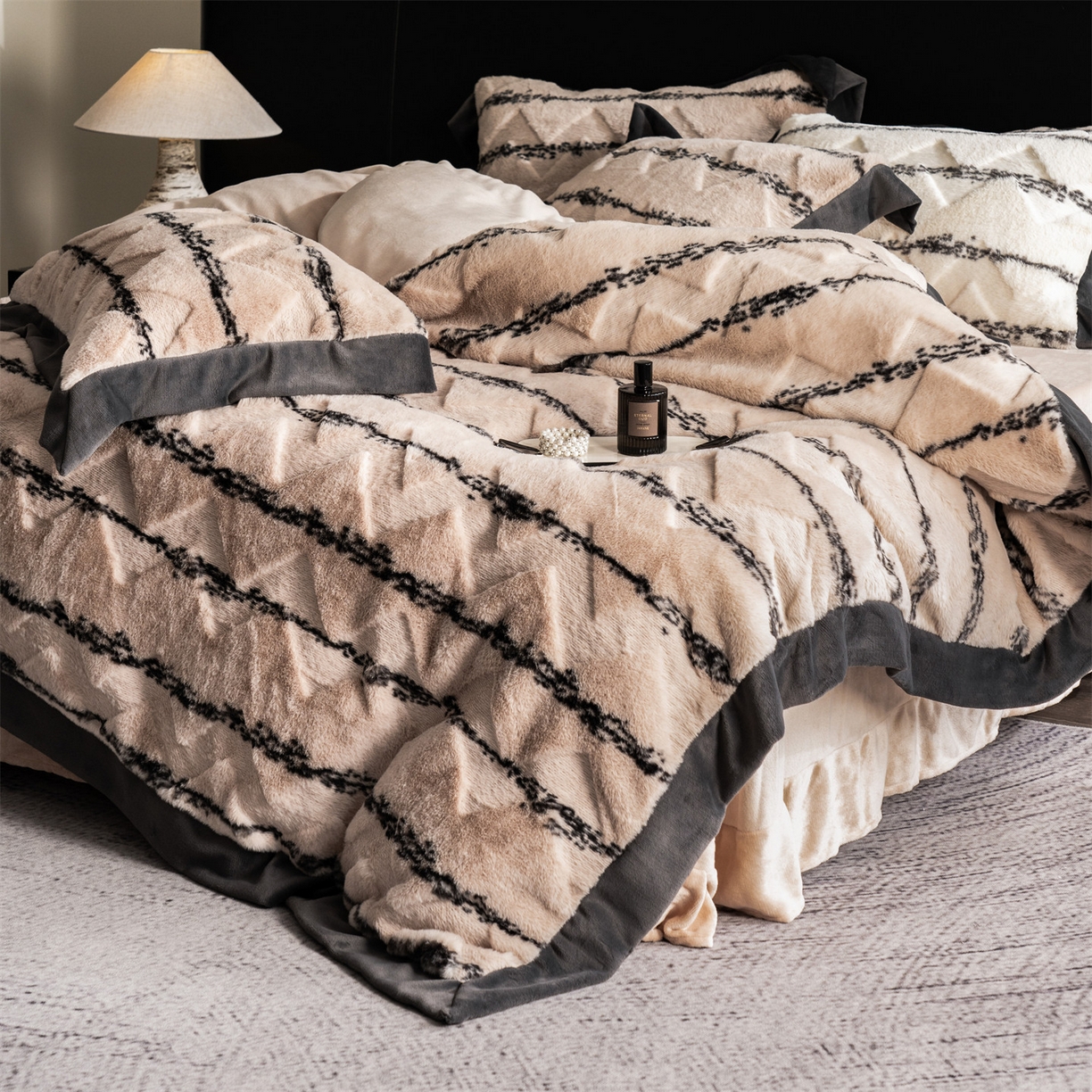 91家纺网 家纺一手货源 找家纺 凯罗 2025秋冬兔绒四件套  轻奢风兔绒四件套 高端兔兔绒四件套 奶茶驼