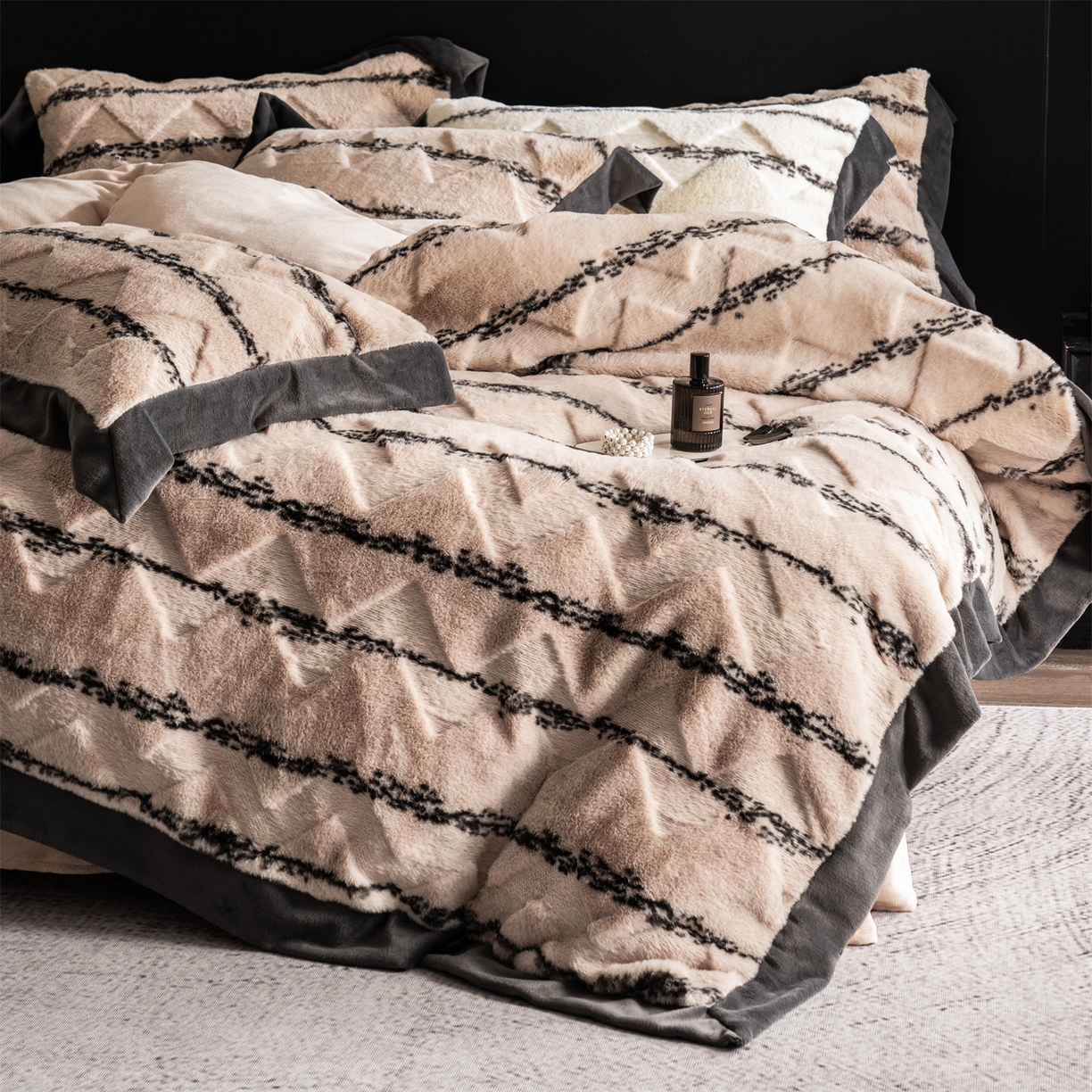 91家纺网 家纺一手货源 找家纺 凯罗 2025秋冬兔绒四件套  轻奢风兔绒四件套 高端兔兔绒四件套 奶茶驼