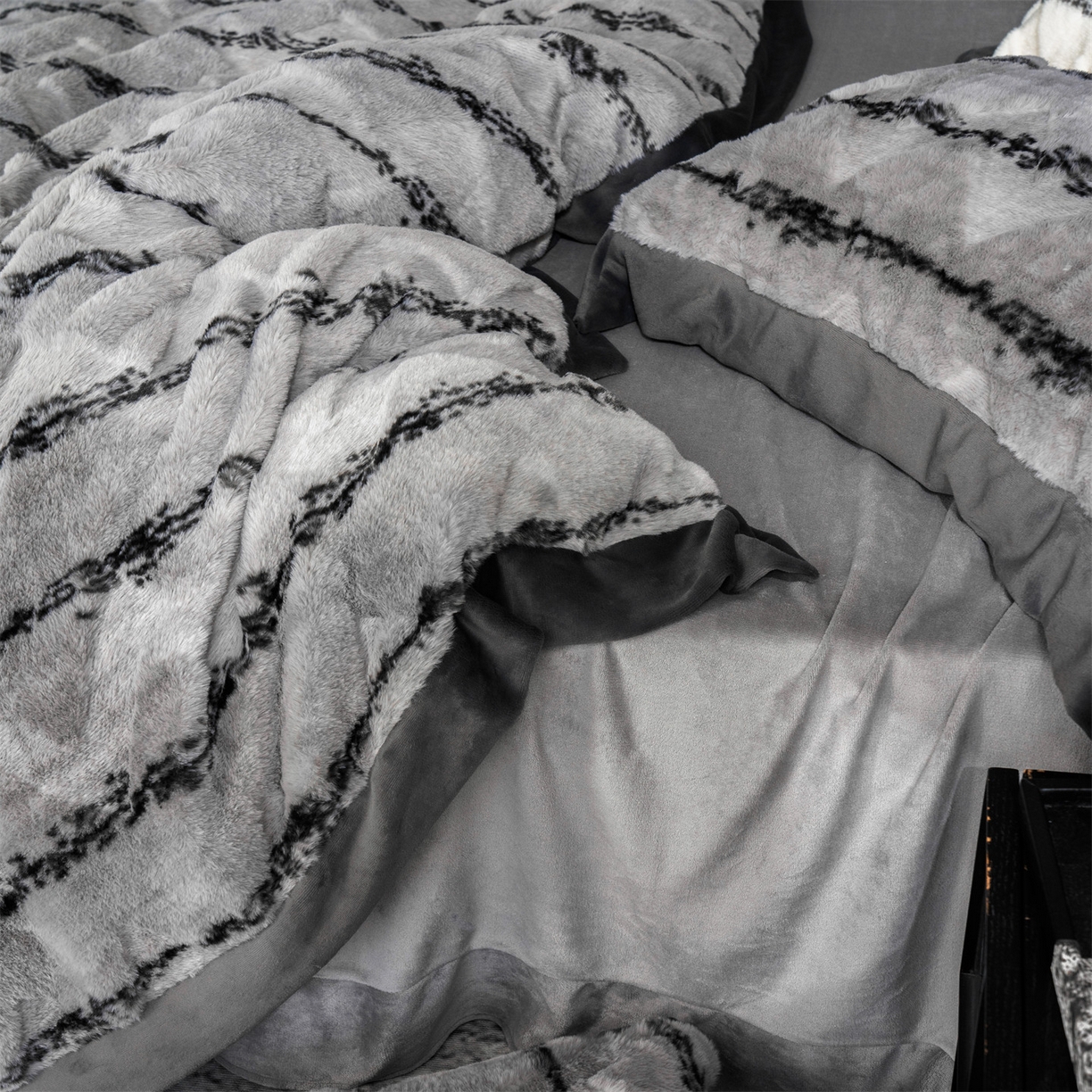 91家纺网 家纺一手货源 找家纺 凯罗 2025秋冬兔绒四件套  轻奢风兔绒四件套 高端兔兔绒四件套 浅灰韵