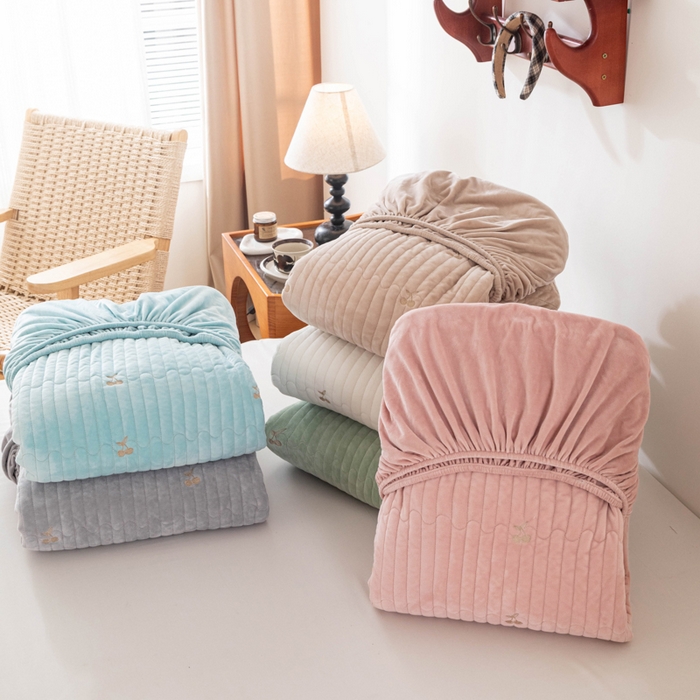 91家纺网 家纺一手货源 找家纺 （总）佳笠家居 2025新款婴儿绒宝宝绒樱桃刺绣夹棉床笠