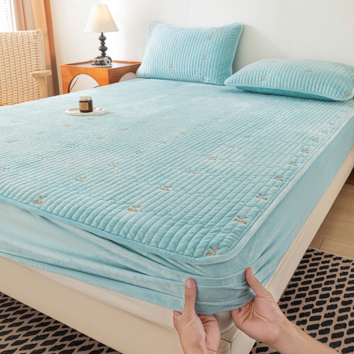 91家纺网 家纺一手货源 找家纺 （总）佳笠家居 2025新款婴儿绒宝宝绒樱桃刺绣夹棉床笠