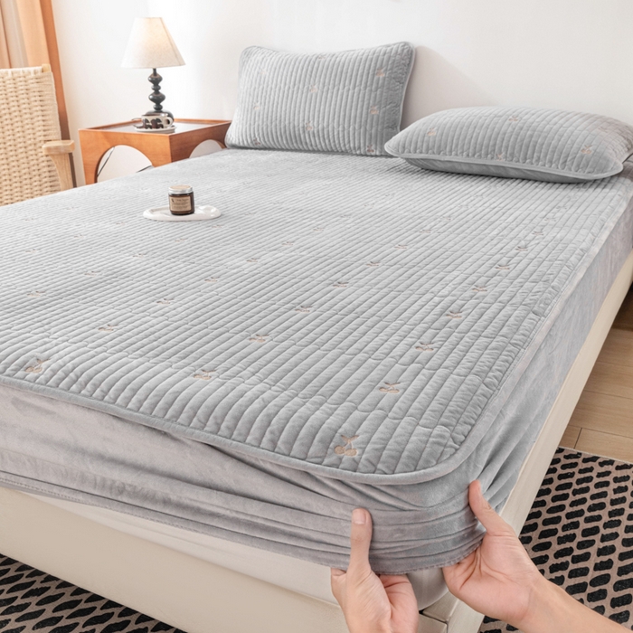 91家纺网 家纺一手货源 找家纺 （总）佳笠家居 2025新款婴儿绒宝宝绒樱桃刺绣夹棉床笠