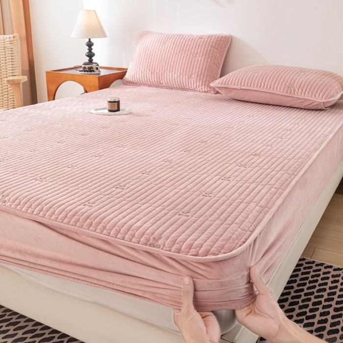 91家纺网 家纺一手货源 找家纺 （总）佳笠家居 2025新款婴儿绒宝宝绒樱桃刺绣夹棉床笠