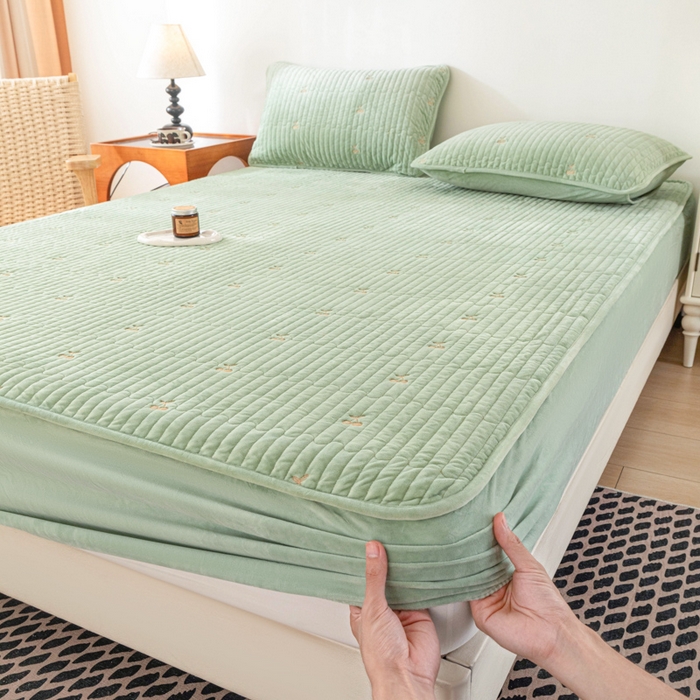 91家纺网 家纺一手货源 找家纺 （总）佳笠家居 2025新款婴儿绒宝宝绒樱桃刺绣夹棉床笠