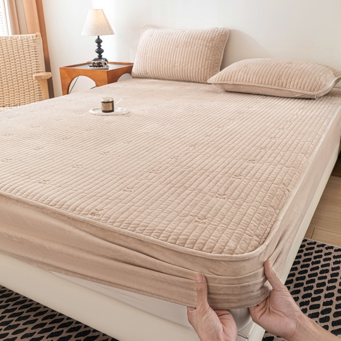 91家纺网 家纺一手货源 找家纺 （总）佳笠家居 2025新款婴儿绒宝宝绒樱桃刺绣夹棉床笠