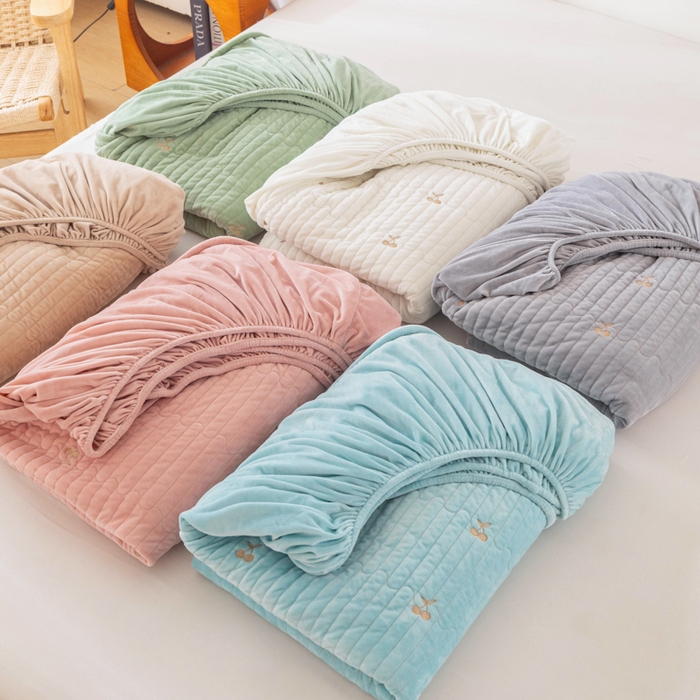 91家纺网 家纺一手货源 找家纺 （总）佳笠家居 2025新款婴儿绒宝宝绒樱桃刺绣夹棉床笠