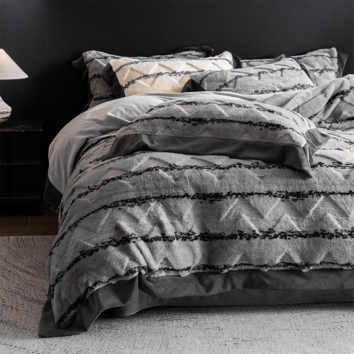 91家纺网 家纺一手货源 找家纺 凯罗 2025秋冬兔绒四件套  轻奢风兔绒四件套 高端兔兔绒四件套 浅灰韵