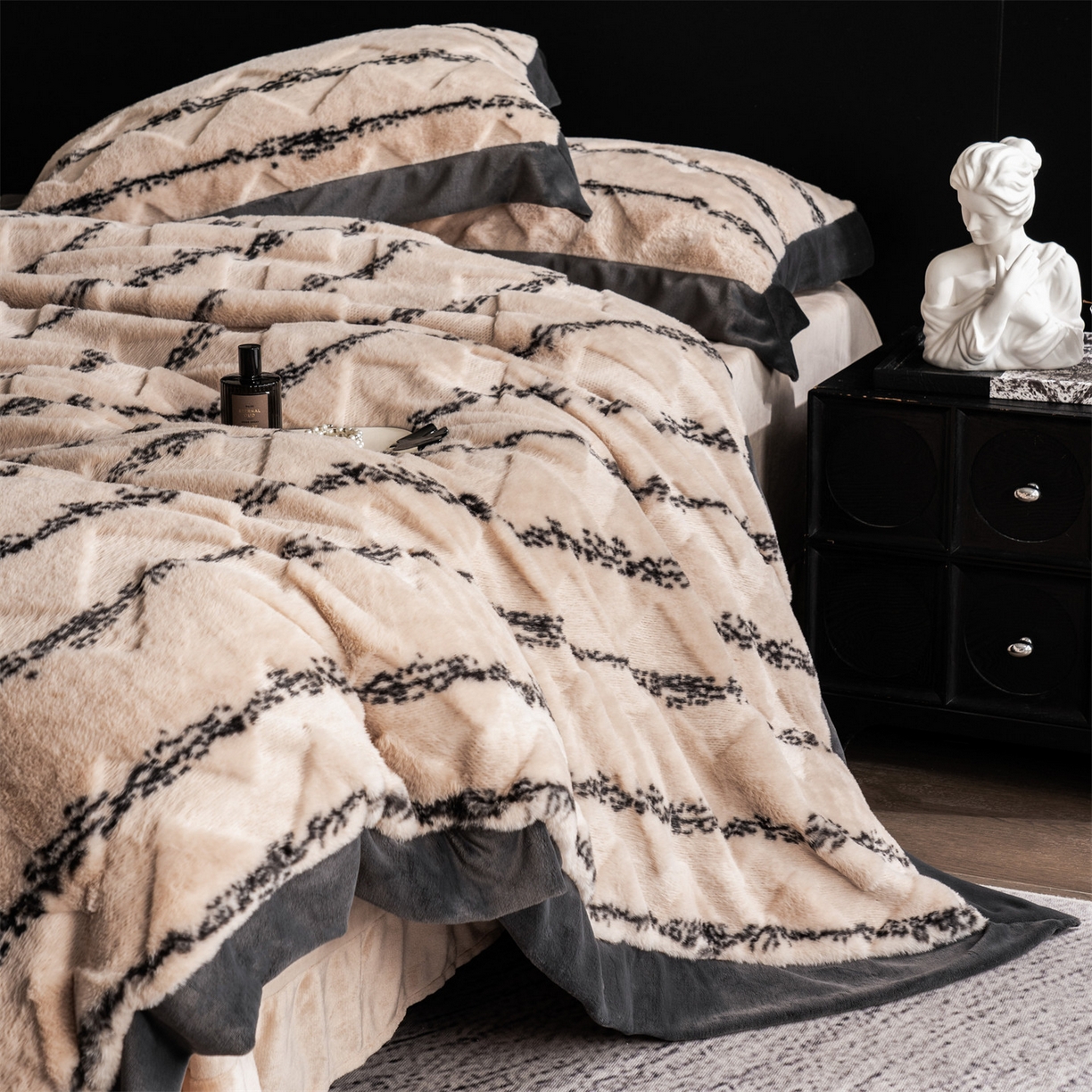 91家纺网 家纺一手货源 找家纺 凯罗 2025秋冬兔绒四件套  轻奢风兔绒四件套 高端兔兔绒四件套 奶茶驼