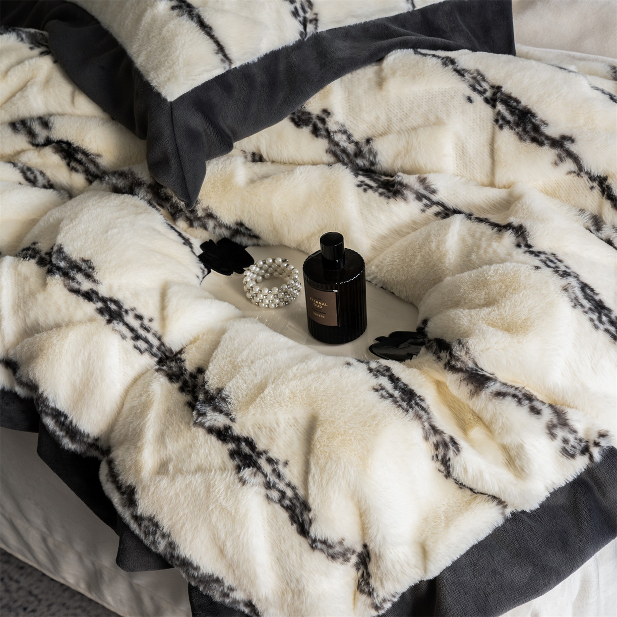 91家纺网 家纺一手货源 找家纺 凯罗 2025秋冬兔绒四件套  轻奢风兔绒四件套 高端兔兔绒四件套 云绒白