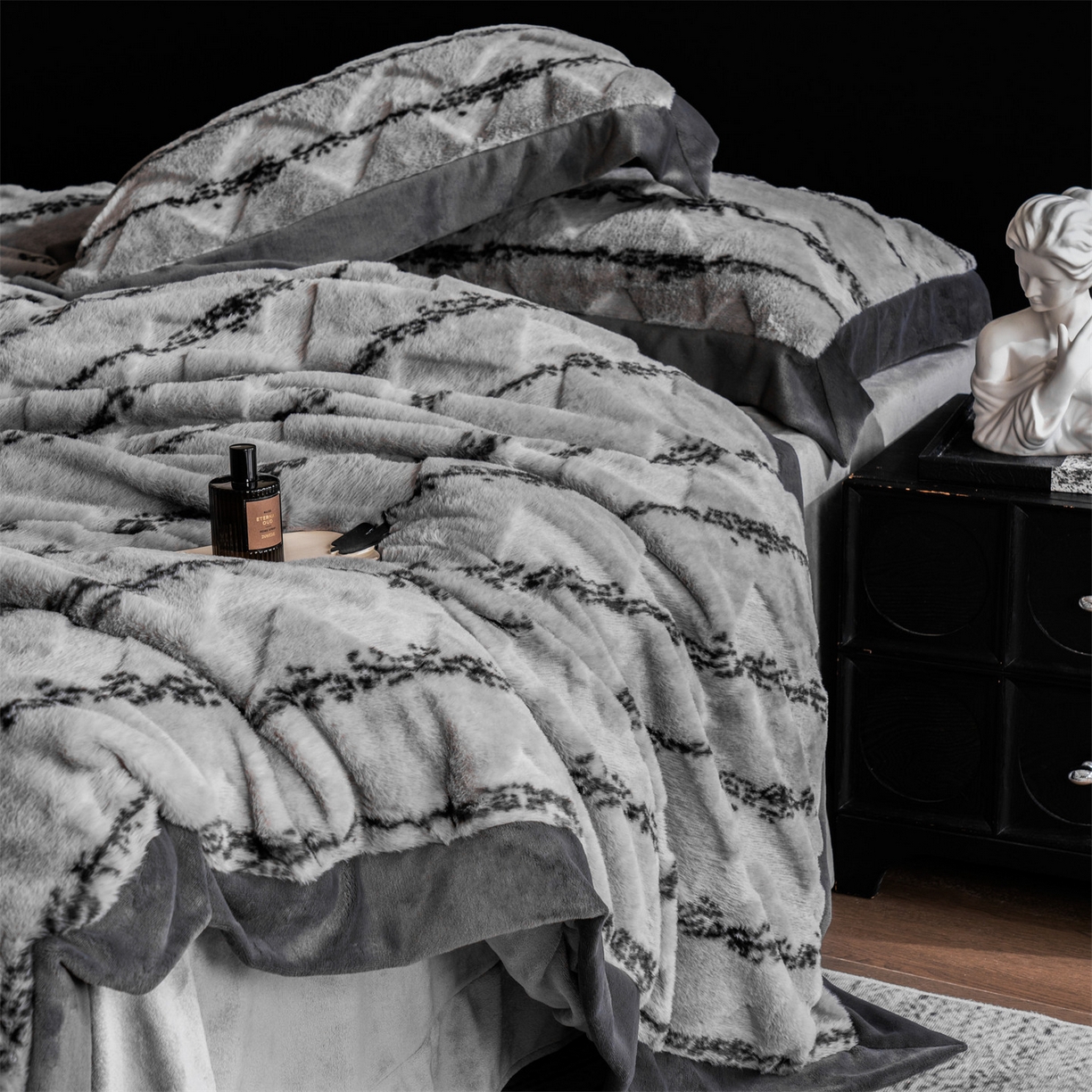 91家纺网 家纺一手货源 找家纺 凯罗 2025秋冬兔绒四件套  轻奢风兔绒四件套 高端兔兔绒四件套 浅灰韵