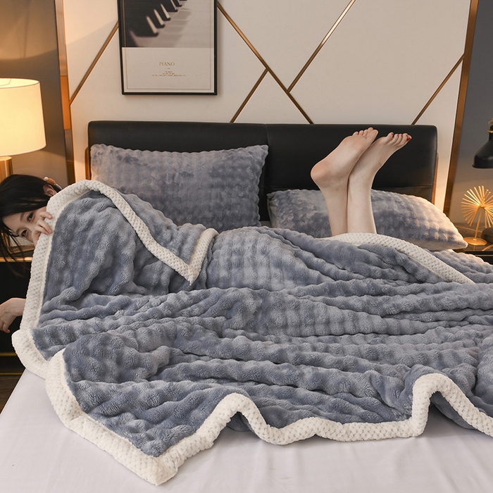 91家纺网 家纺一手货源 找家纺 yyds网供 2025新款仿兔绒毛毯子超柔毛绒毯面包格高克重盖毯沙发毯冬季兔绒格 兔绒格-雾蓝-风格二