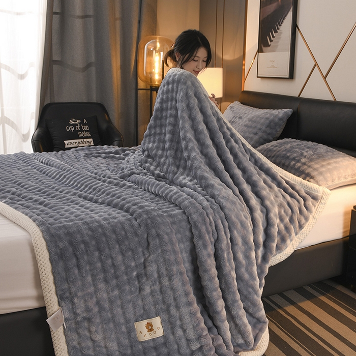 91家纺网 家纺一手货源 找家纺 yyds网供 2025新款仿兔绒毛毯子超柔毛绒毯面包格高克重盖毯沙发毯冬季兔绒格 兔绒格-雾蓝