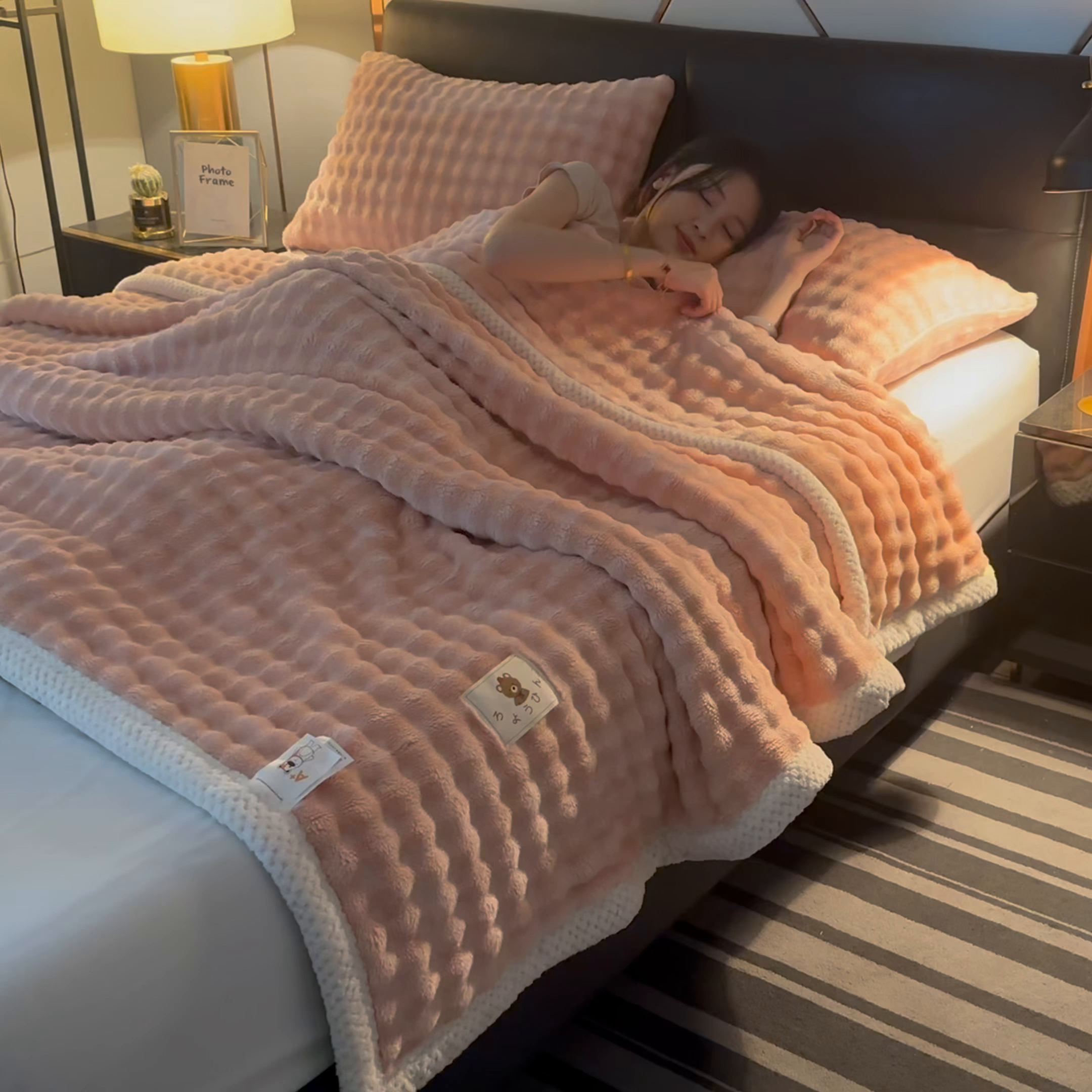 91家纺网 家纺一手货源 找家纺 yyds网供 2025新款仿兔绒毛毯子超柔毛绒毯面包格高克重盖毯沙发毯冬季兔绒格 兔绒格-玉粉