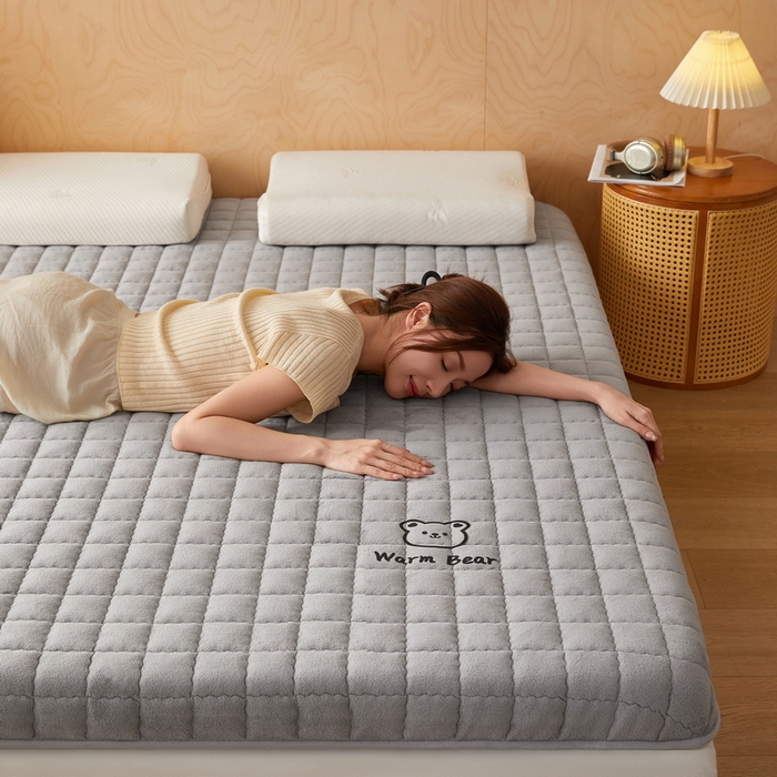 91家纺网 家纺一手货源 找家纺 喜她床垫 2025新款保暖牛奶绒抗压棉床垫（专版烫画） 牛奶绒灰（5cm）