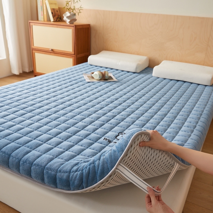 91家纺网 家纺一手货源 找家纺 喜她床垫 2025新款保暖牛奶绒抗压棉床垫（专版烫画） 牛奶绒蓝（5cm）