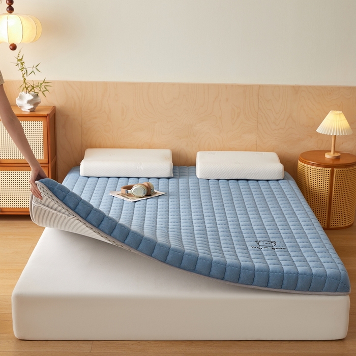 91家纺网 家纺一手货源 找家纺 喜她床垫 2025新款保暖牛奶绒抗压棉床垫（专版烫画） 牛奶绒蓝（5cm）