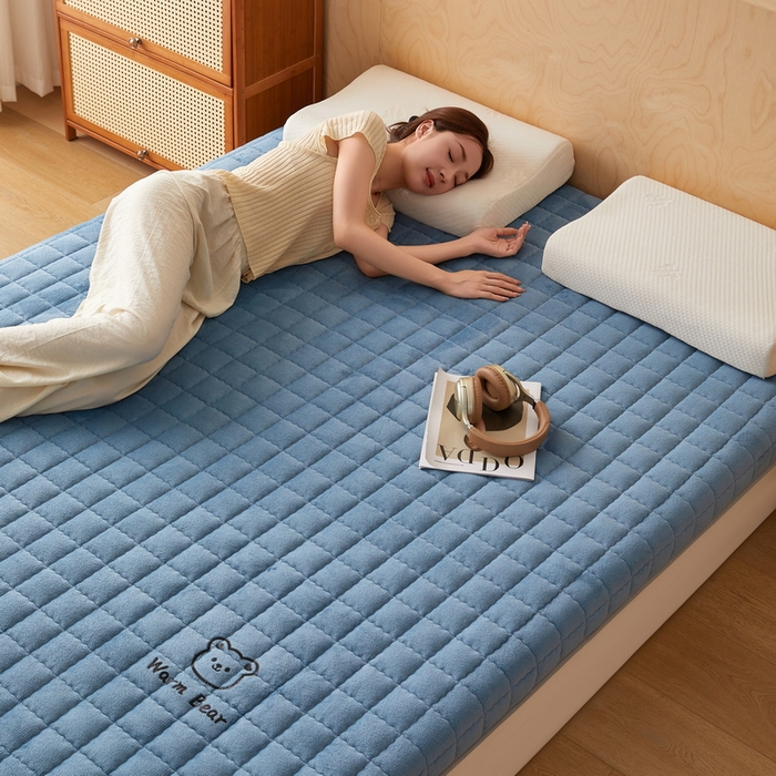 91家纺网 家纺一手货源 找家纺 喜她床垫 2025新款保暖牛奶绒抗压棉床垫（专版烫画） 牛奶绒蓝（5cm）