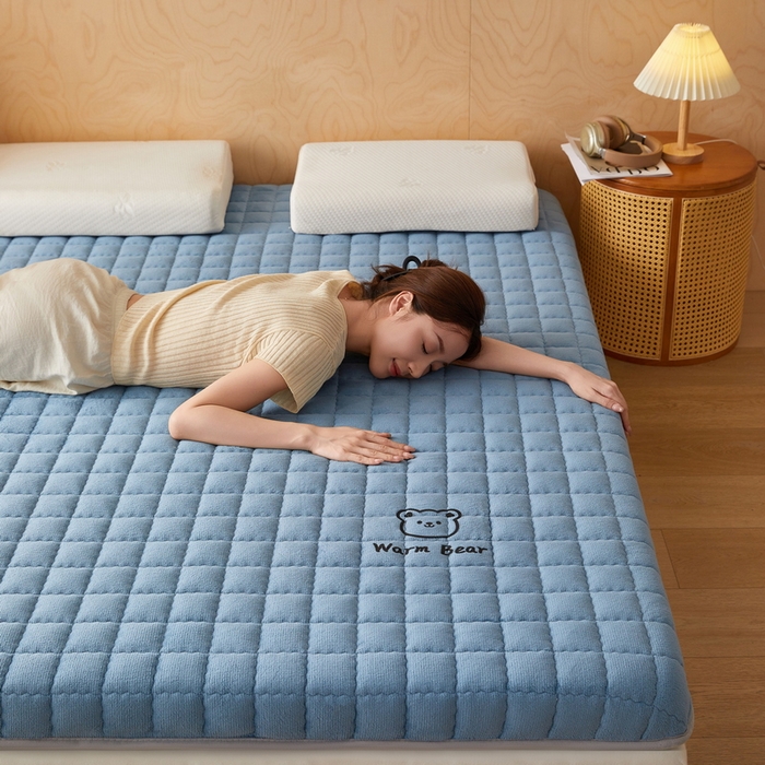 91家纺网 家纺一手货源 找家纺 喜她床垫 2025新款保暖牛奶绒抗压棉床垫（专版烫画） 牛奶绒蓝（5cm）