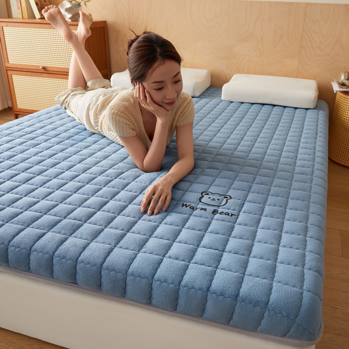 91家纺网 家纺一手货源 找家纺 喜她床垫 2025新款保暖牛奶绒抗压棉床垫（专版烫画） 牛奶绒蓝（5cm）