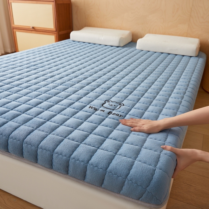 91家纺网 家纺一手货源 找家纺 喜她床垫 2025新款保暖牛奶绒抗压棉床垫（专版烫画） 牛奶绒蓝（5cm）