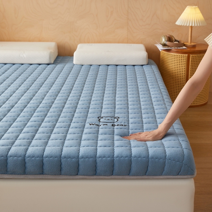 91家纺网 家纺一手货源 找家纺 喜她床垫 2025新款保暖牛奶绒抗压棉床垫（专版烫画） 牛奶绒蓝（5cm）