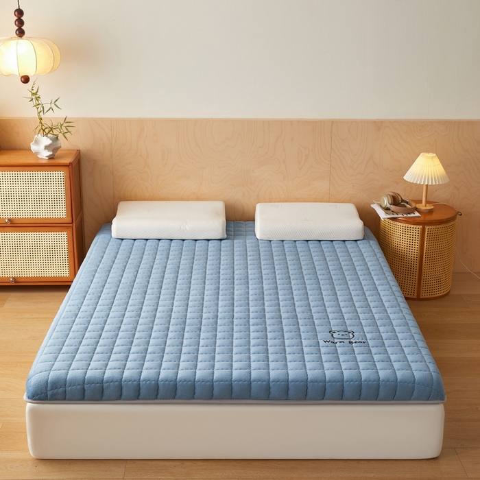 91家纺网 家纺一手货源 找家纺 喜她床垫 2025新款保暖牛奶绒抗压棉床垫（专版烫画） 牛奶绒蓝（8cm）