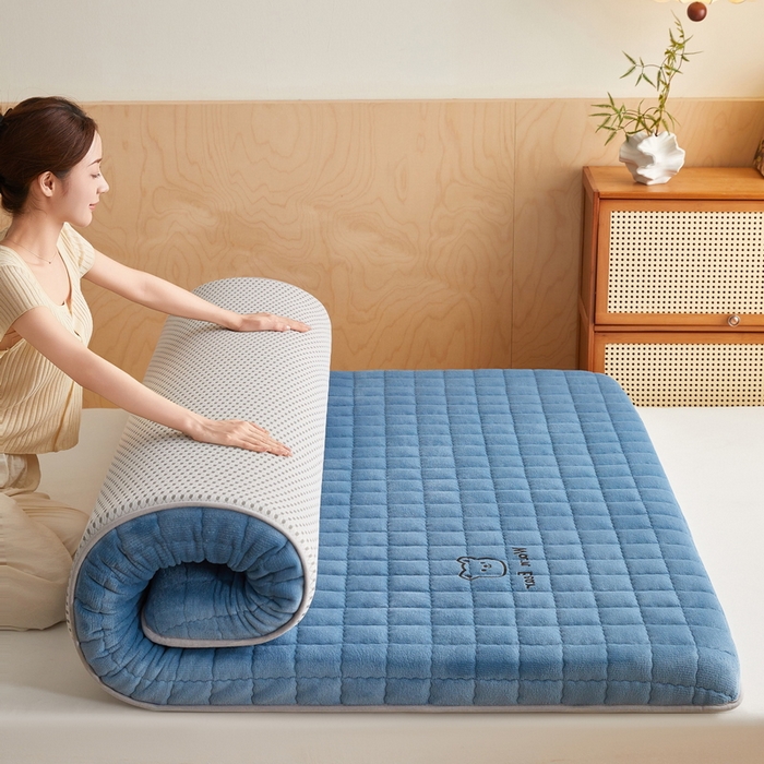 91家纺网 家纺一手货源 找家纺 喜她床垫 2025新款保暖牛奶绒抗压棉床垫（专版烫画） 牛奶绒蓝（8cm）