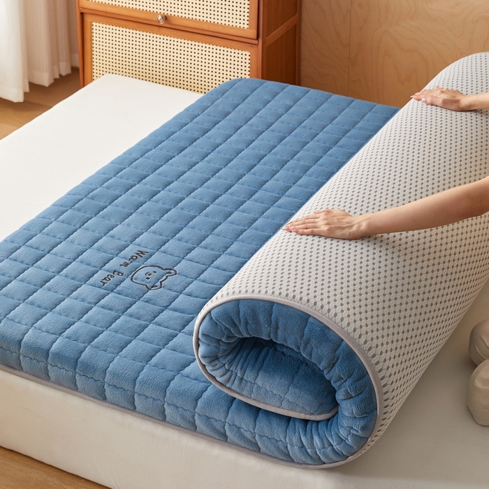 91家纺网 家纺一手货源 找家纺 喜她床垫 2025新款保暖牛奶绒抗压棉床垫（专版烫画） 牛奶绒蓝（8cm）