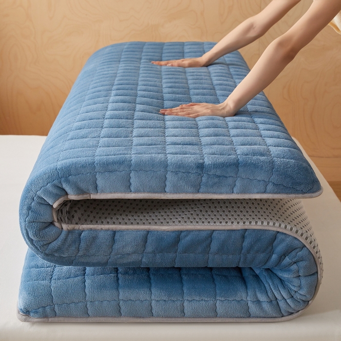 91家纺网 家纺一手货源 找家纺 喜她床垫 2025新款保暖牛奶绒抗压棉床垫（专版烫画） 牛奶绒蓝（8cm）